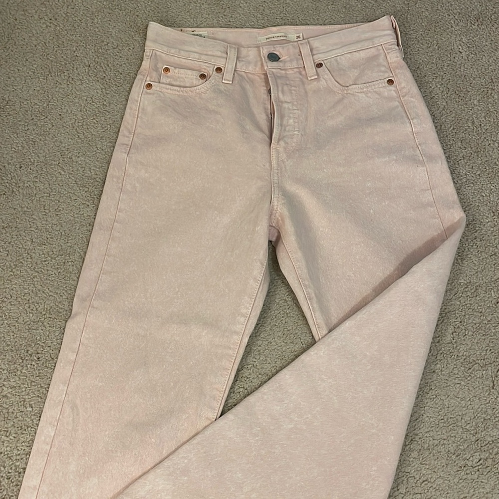 Levi’s Wedgie Straight jeans in light pink!